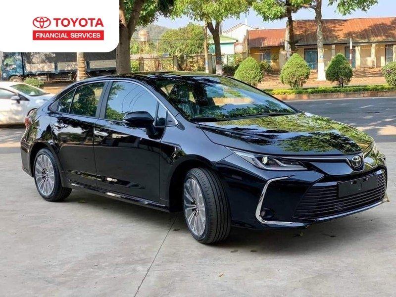 Toyota Corolla Altis cũ, đen sang trọng cho người mệnh Thủy