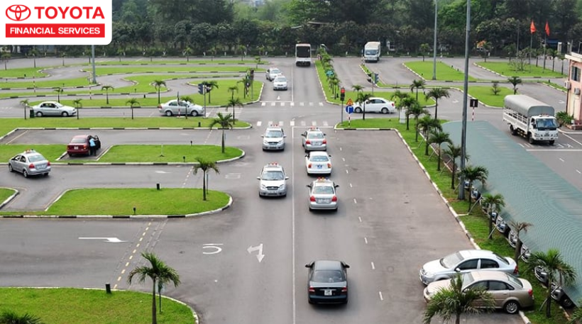 Lệ phí thi bằng lái xe ô tô B1 sẽ bao gồm các chi phí sát hạch, thực hành