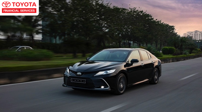 Toyota Camry Hybrid vận hành trên đường trường