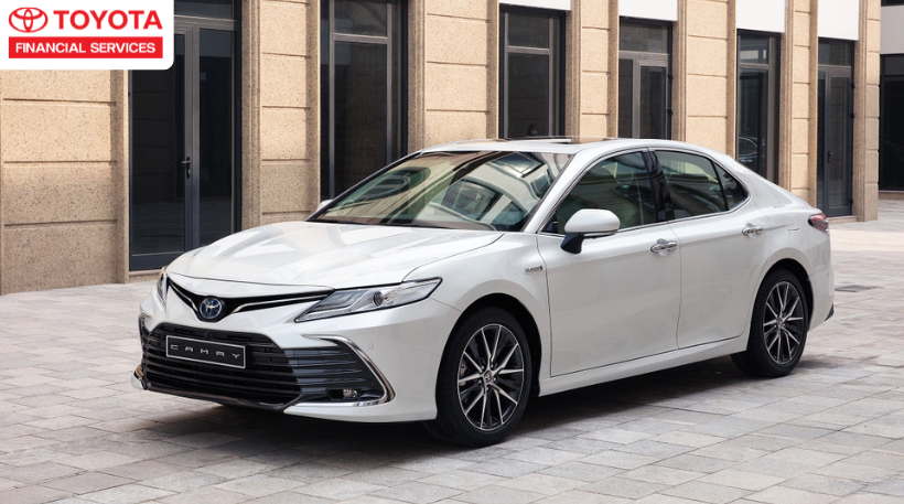 Toyota Camry Hybrid kết hợp động cơ xăng 2.5L 4 xi-lanh với động cơ điện